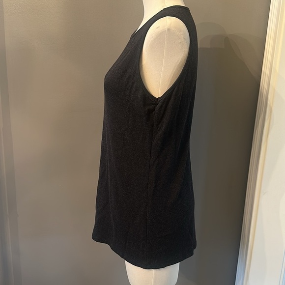 Black layering Sleeveless Tank - Picture 2 of 4